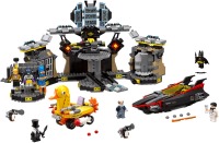Купити конструктор Lego Batcave Break-In 70909  за ціною від 17594 грн.