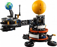 Купить конструктор Lego Planet Earth and Moon in Orbit 42179: цена от 3349 грн.