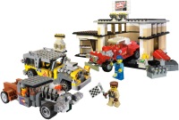Купить конструктор Lego Custom Car Garage 10200  по цене от 8705 грн.