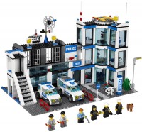Купить конструктор Lego Police Station 7498: цена от 19796 грн.