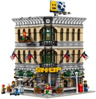 Купити конструктор Lego Grand Emporium 10211  за ціною від 25999 грн.