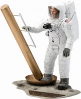 Купить сборная модель Revell Apollo 11 Astronaut on the Moon (1:8): цена от 1052 грн.