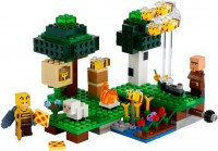 Купить конструктор Lego The Bee Farm 21165  по цене от 1299 грн.