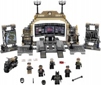 Купить конструктор Lego Batcave The Riddler Face-off 76183  по цене от 3299 грн.