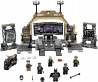 Купить конструктор Lego Batcave The Riddler Face-off 76183: цена от 3290 грн.