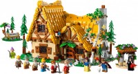 Купити конструктор Lego Snow White and the Seven Dwarfs Cottage 43242  за ціною від 9319 грн.