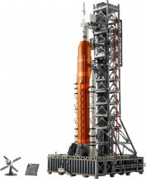 Купити конструктор Lego NASA Artemis Space Launch System 10341  за ціною від 17999 грн.