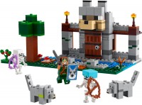 Купити конструктор Lego The Wolf Stronghold 21261  за ціною від 1223 грн.