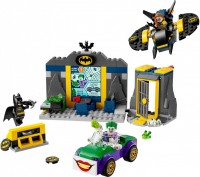 Купити конструктор Lego The Batcave with Batman Batgirl and The Joker 76272  за ціною від 1043 грн.